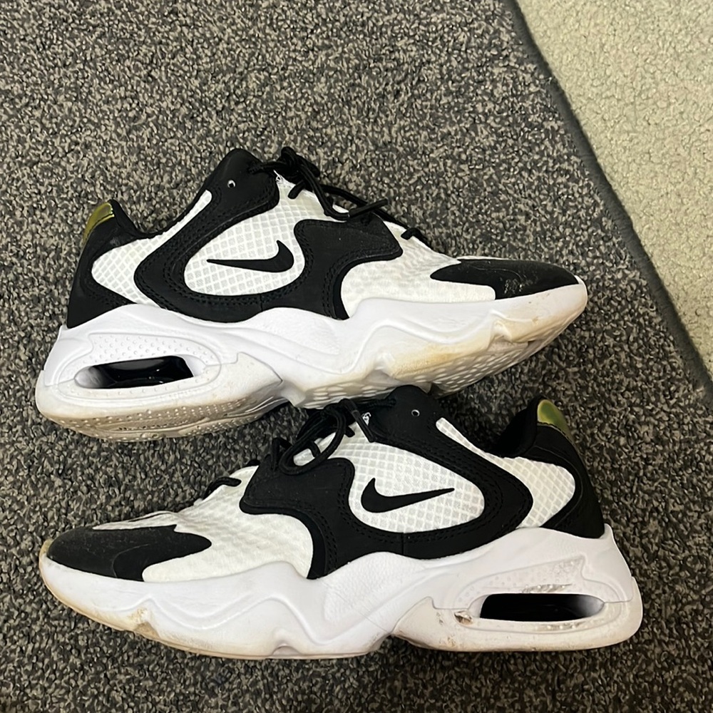 BLACK AND WHITE NIKE AIR MAX SNEAKERS